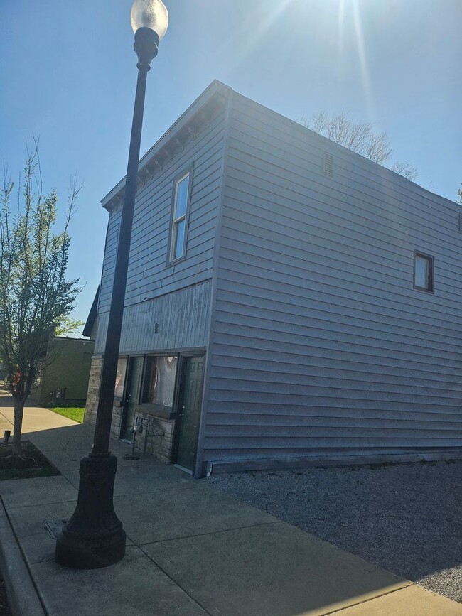 Building Photo - 2 bed apartment with a private back porch