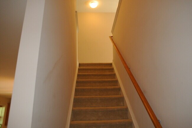 Building Photo - 2108 Summit Dr