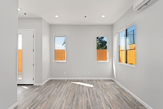 Building Photo - New, Top Floor | 3 Bed, 3 Bath, Laundry, B...