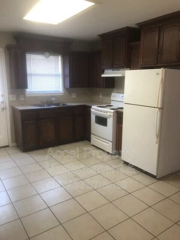 Building Photo - 1304 E Quail St