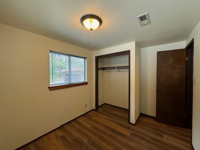 Building Photo - 2437 Ridgewood Dr