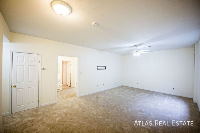 Building Photo - Spacious 2 bedroom in Berkely Just Minutes...