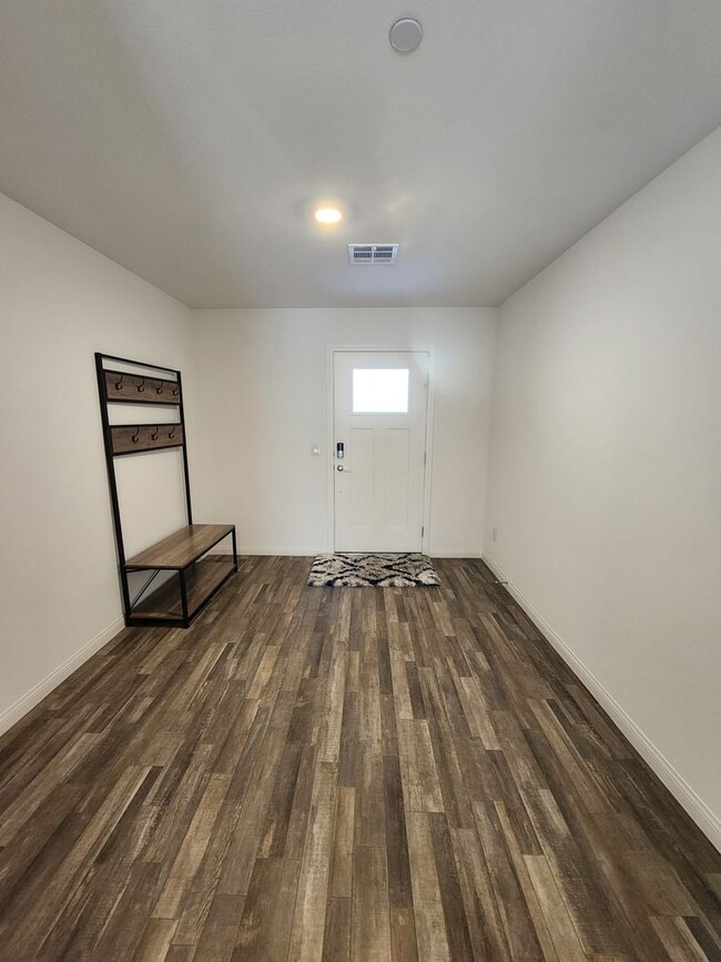 Building Photo - Modern Comfort Meets Vegas Vibes! – Utilit...