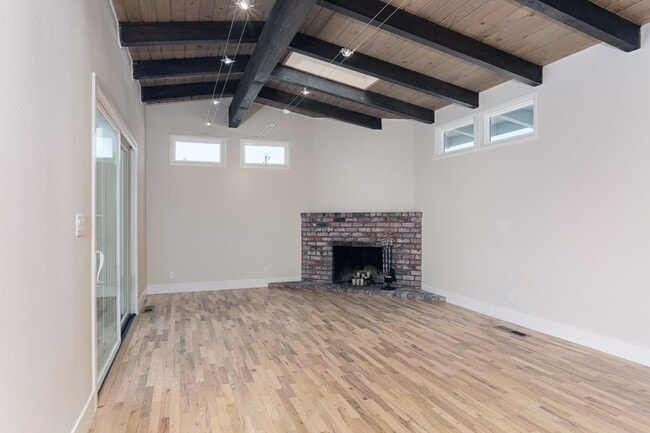 Building Photo - FULLY RENOVATED 3 BEDROOM, 2 BATHROOM IN E...