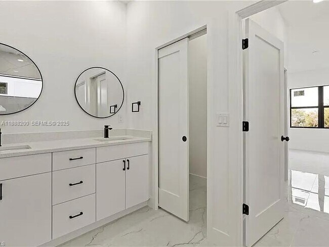 Building Photo - 853 Frederick Reid St E