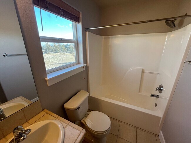 Building Photo - Beautiful and Spacious 4 Bed/2.5 Bath Home in NW Bend