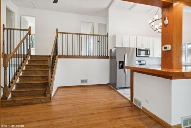 Building Photo - 403 E Lake Ave