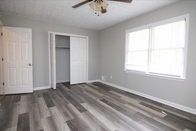 Building Photo - Spacious 3/2 Ranch Home w/ 2 Car Garage in Quiet Neighborhood