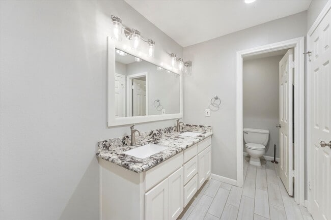 Building Photo - Modern and Sleek Three Bedroom Townhome!