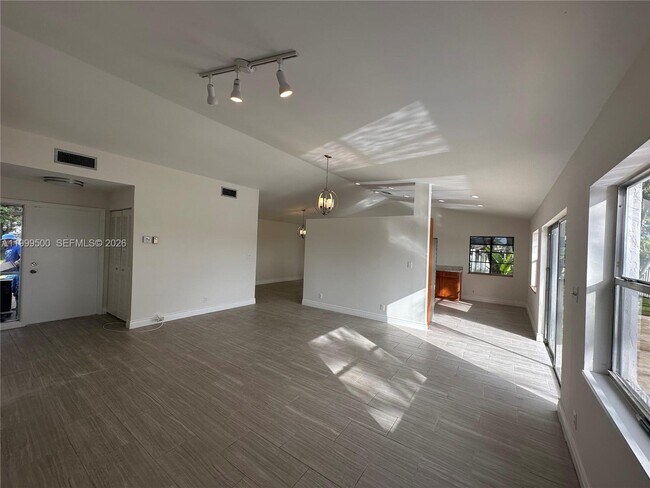 Building Photo - 9841 Ridge Creek Rd