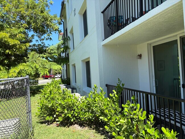 Building Photo - 1205 Villa Cir