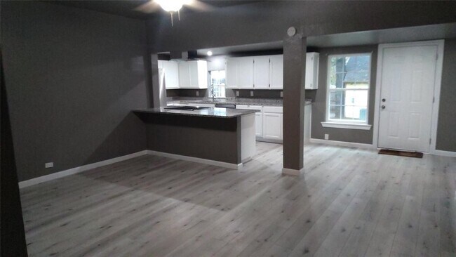 Building Photo - 7366 Meadowbrook Dr