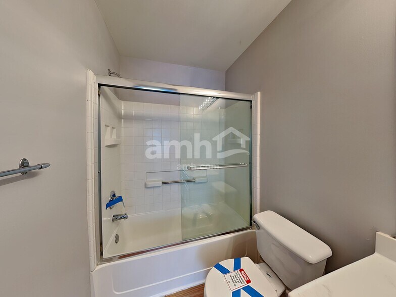 Building Photo - 2409 Courtyard Cir