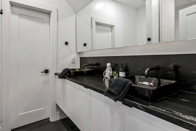 Building Photo - 1007 12th Ave N