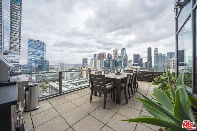 Building Photo - 1100 S Hope St