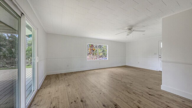 Building Photo - Completely Remodeled Home With Stunning Ri...