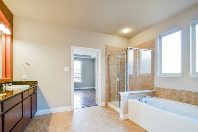 Building Photo - Spacious 4-Bedroom Home in Little Elm