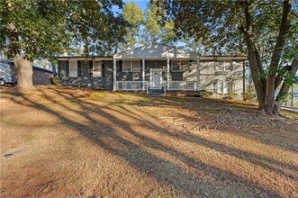 Building Photo - 2382 Peachwood Cir NE