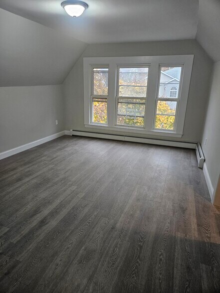 Primary Photo - 132 Seymour Ave