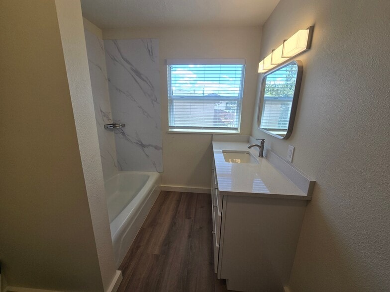 Building Photo - 405 N 16th Ave