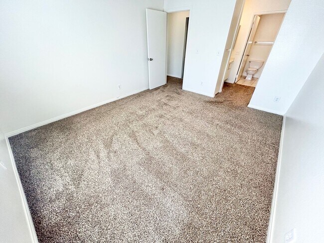 Building Photo - ADORABLE UPSTAIRS CONDO! 2 BEDROOM / 2 FUL...