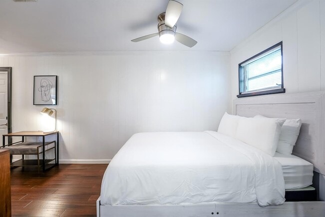 Building Photo - 2531 NE 47th St