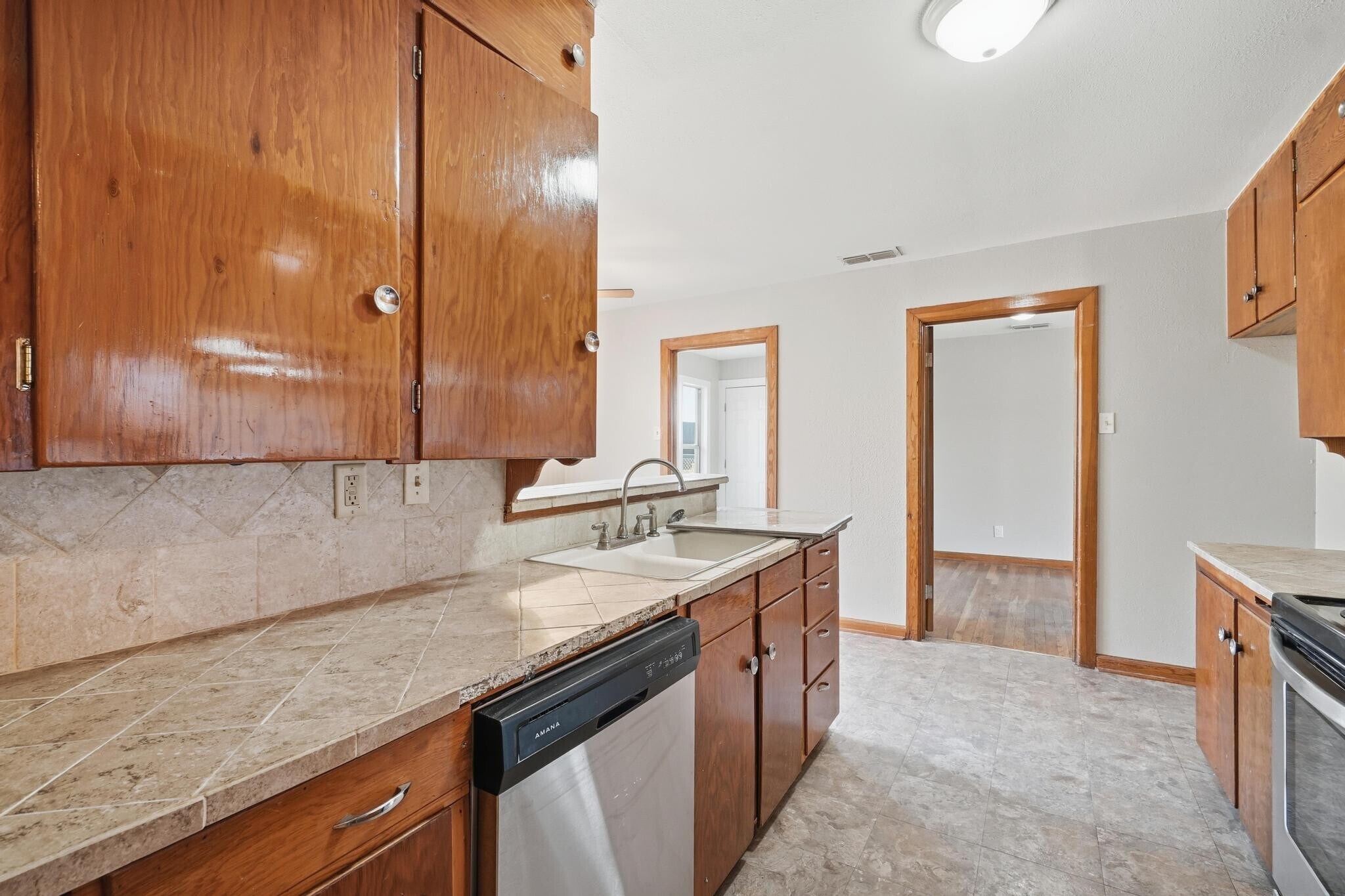 Building Photo - 134 Meander St