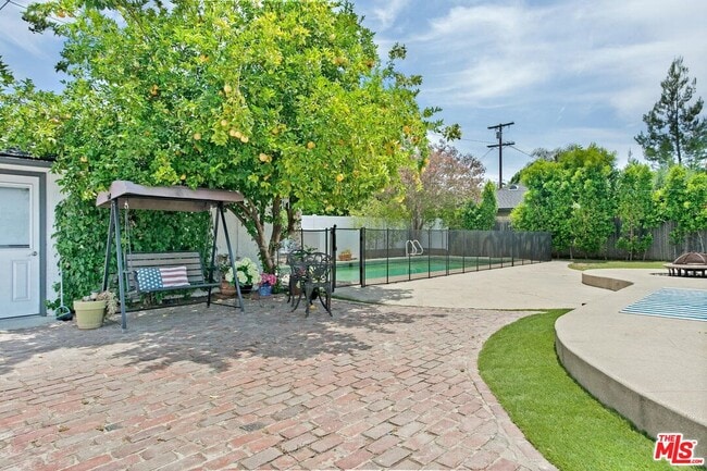 Building Photo - 4922 Hayvenhurst Ave