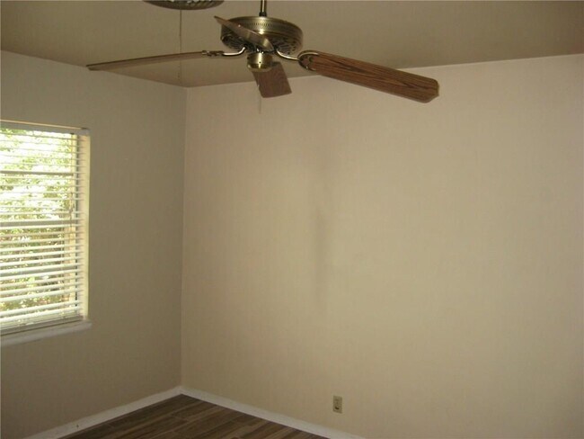 Building Photo - 2007 Oakglen Dr