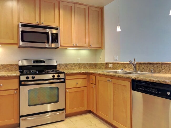 Building Photo - 1 Bed, 1 Bath Penthouse Level Condo w Park...