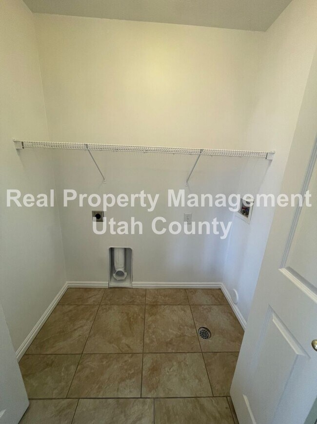 Building Photo - Stunning Townhome in Lehi