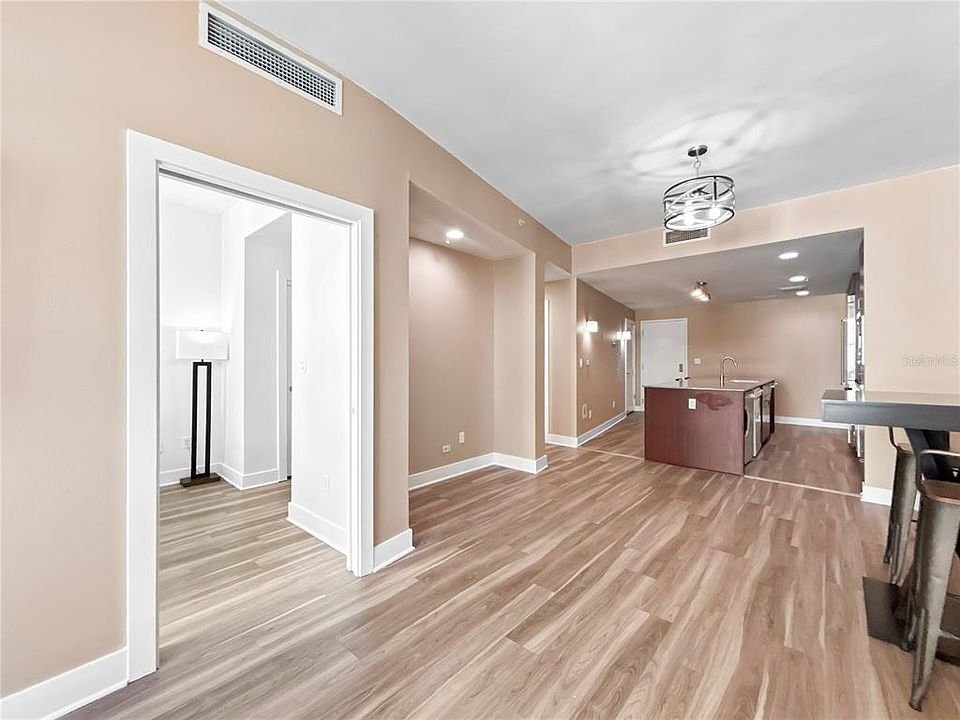 Building Photo - 1120 E Kennedy Blvd