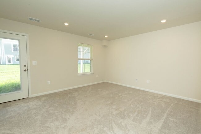 Building Photo - 3 Bed, 2 Full/2 Half Bath, Well Maintained...