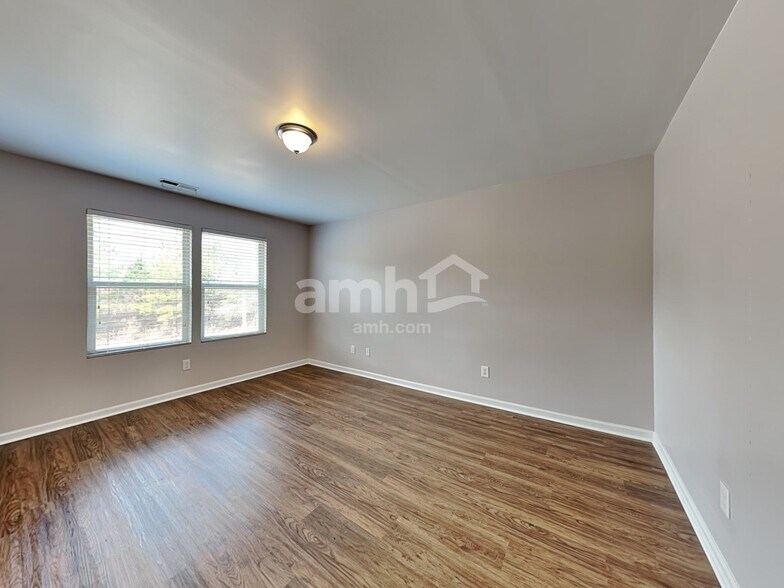 Building Photo - 4489 Middletown Dr