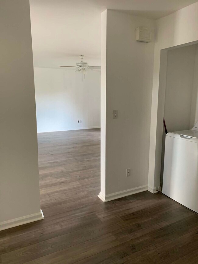 Building Photo - 121 S Oak St