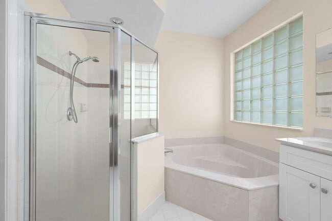 Building Photo - 6980 SE Twin Oaks Cir