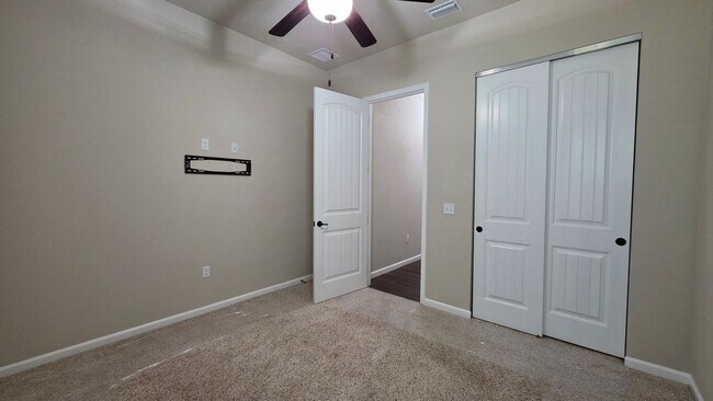Building Photo - FOR RENT 4 BEDROOM 3 BATHROOM HOME