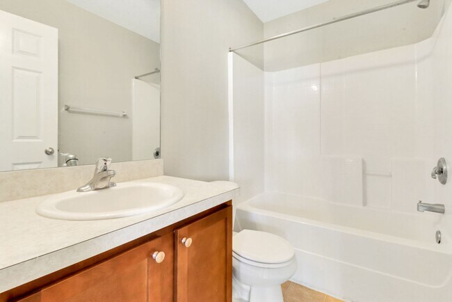 Building Photo - 3 Bed, 2. 5 Bath Like New Townhome in Richmond Hill