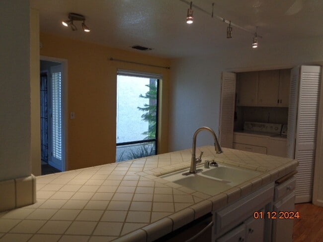 Building Photo - 1250 Redwood Ct