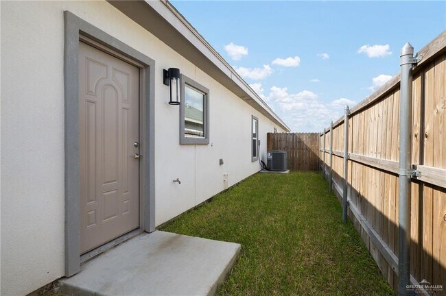 Building Photo - 913 W Kohala Ave