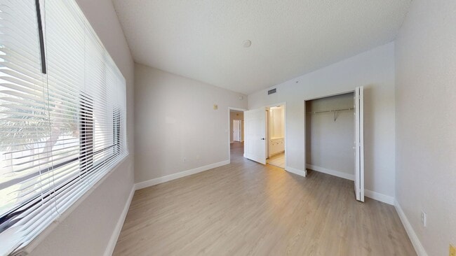 Building Photo - 2Bd /2Ba Condo with Stunning Lake Views!  ...
