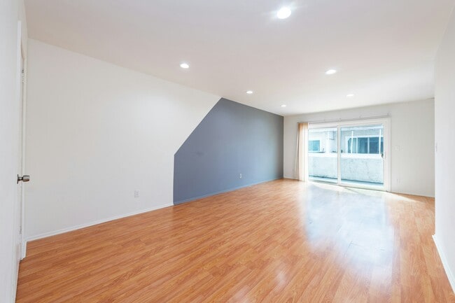 Building Photo - 5412 Lindley Ave