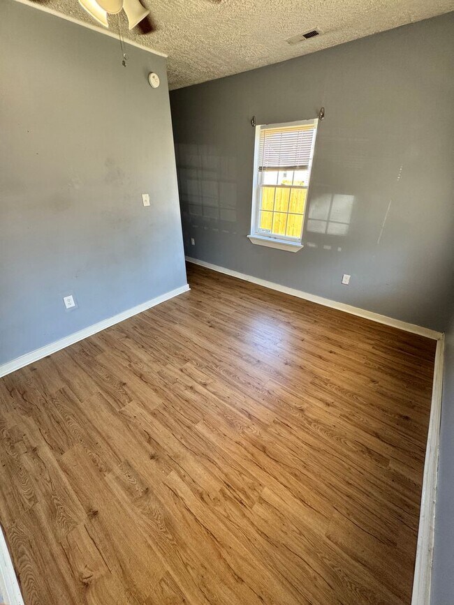 Building Photo - 2 bedroom house on Southside w Laundry HVAC