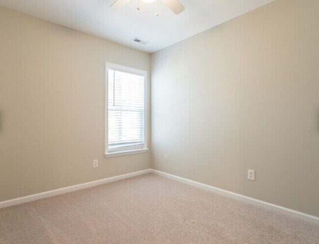 Building Photo - 511 Elm Ave