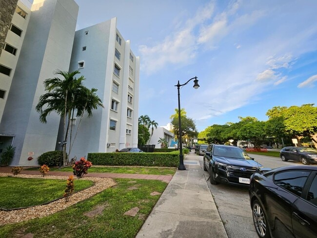 Building Photo - 2530 SW 3rd Ave