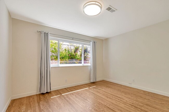 Building Photo - Spacious 4BR/2BA Home in Prime Irvington C...