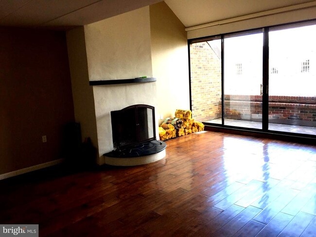 Building Photo - 28 Main St