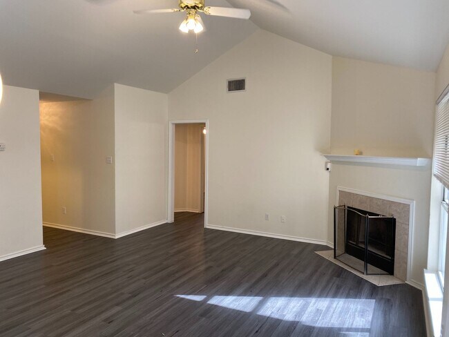 Building Photo - CUTE 3 BEDROOM IN SPRING CREEK FOREST*NEIS...