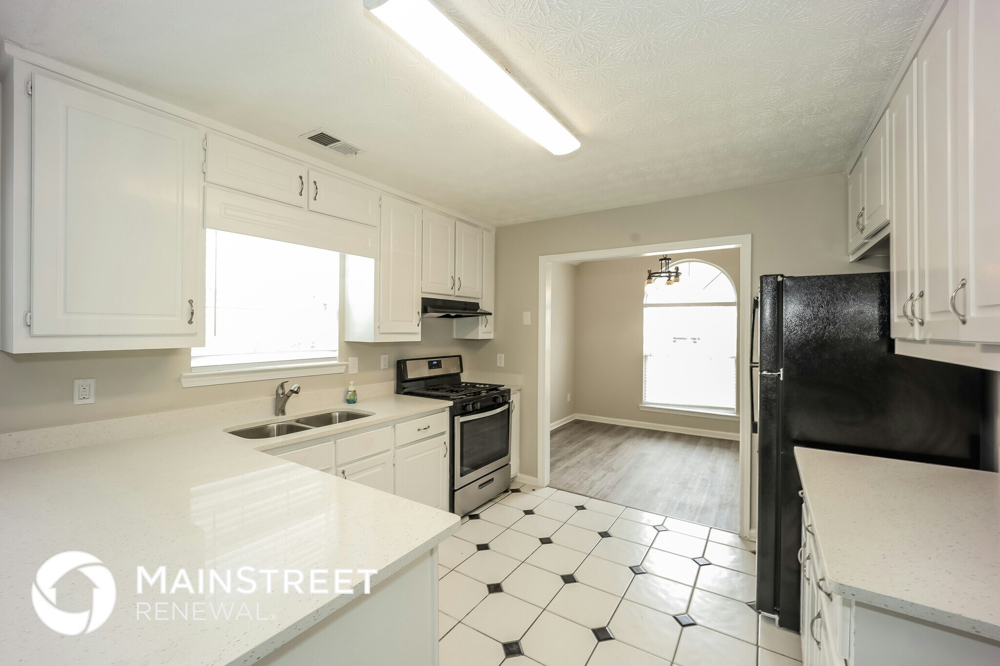 Building Photo - 7911 Woodlake Dr