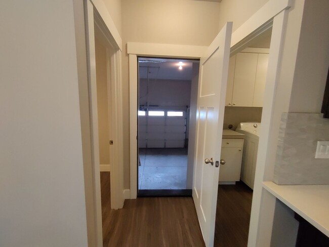 Building Photo - Spacious 3 bedroom 2.5 bath w/ an office a...